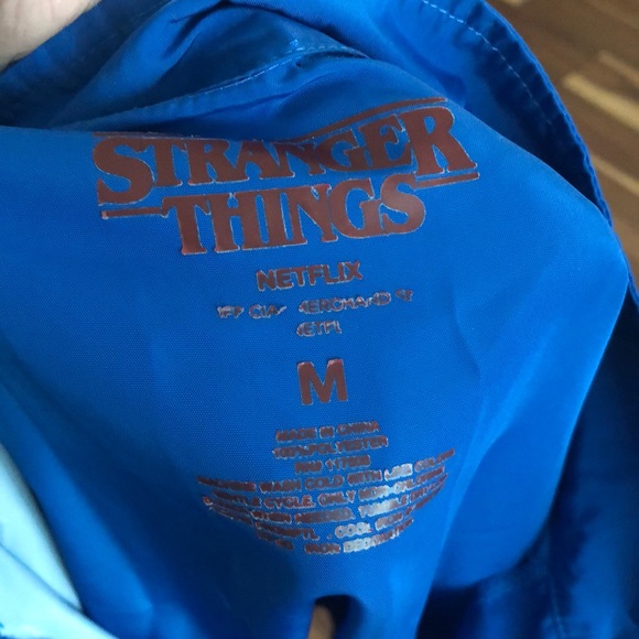 STRANGER THINGS NETFLIX MERCHANDISE PULLOVER SIZE MEDIUM WOMENS - Picture 3 of 9